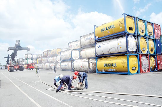 A corner of Cat Lai Port, in the photo is chemical tanks (Photo: SGGP) A corner of Cat Lai Port, in the photo is chemical tanks (Photo: SGGP)